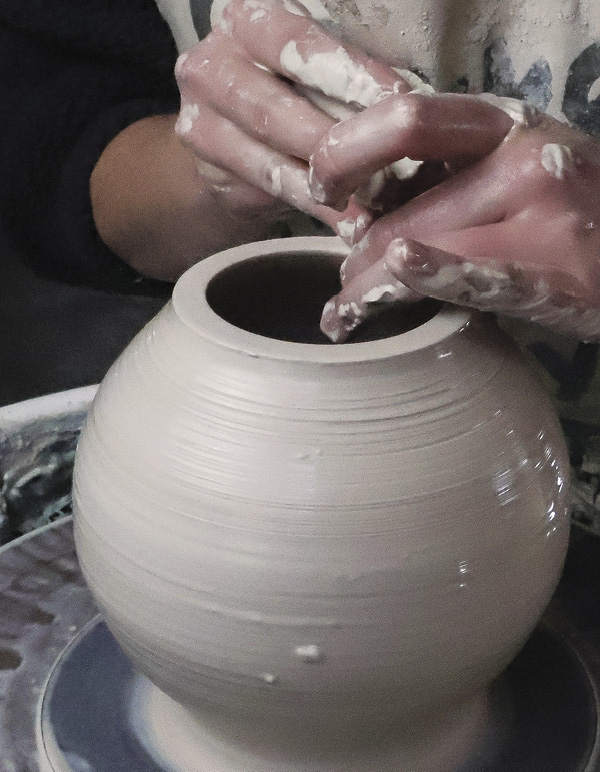 1 Throw the body leaving extra clay at the top. Create a gallery for the lid.