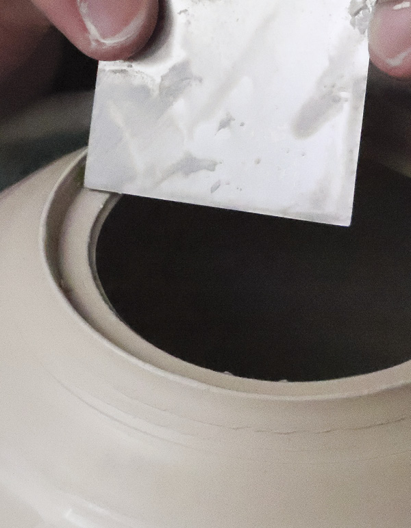 2 Mark your gallery with the 90° edge of a metal rib.