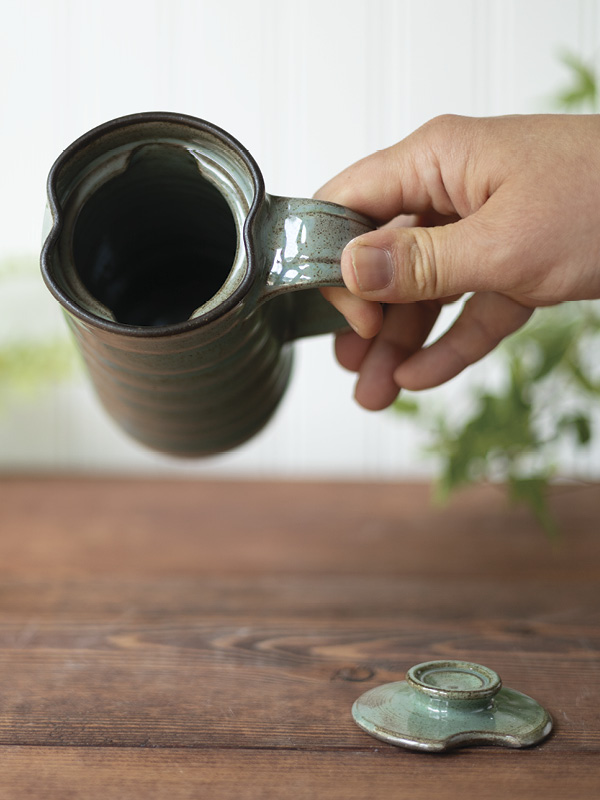 Dault Pottery's Travel mug, alternate view showing lid and finished gallery.