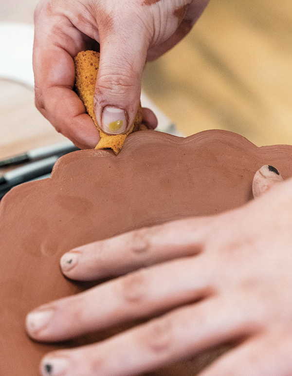 8 Compress the edge with a wet sponge to avoid cracking.
