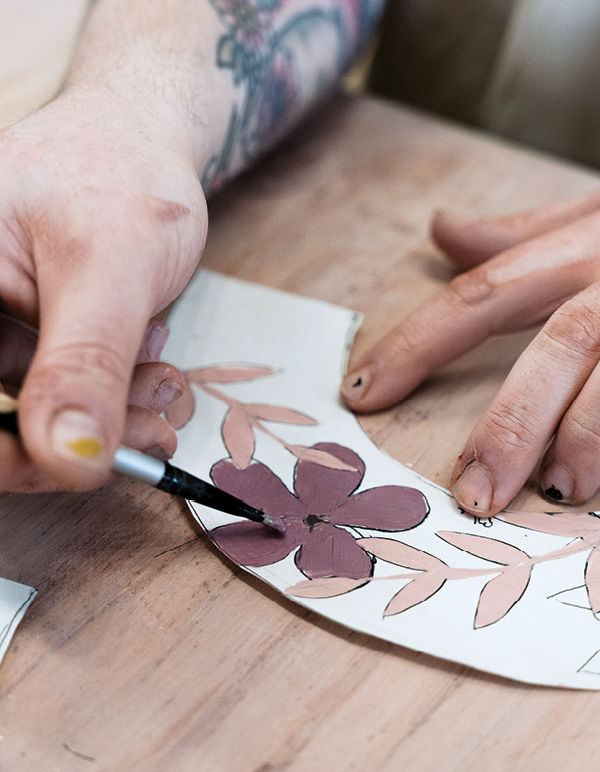 2 Using underglaze, fill in the illustrations with 3–4 coats.