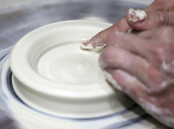 1 Make a right angle between the floor and wall of the saucer.