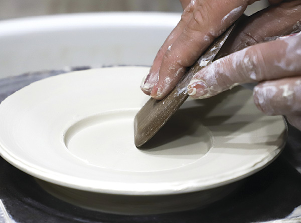 2 Compress the floor of the saucer and reinforce the wall angle.