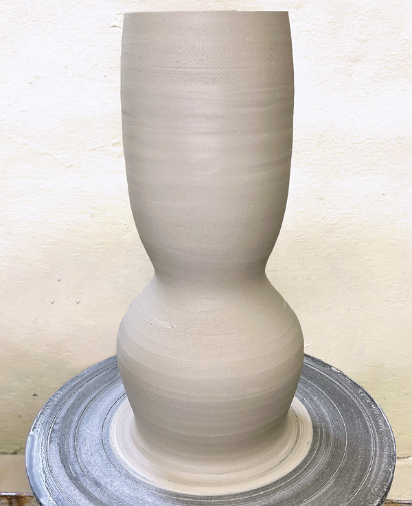 1 Throw an hourglass-shaped vessel on the wheel.