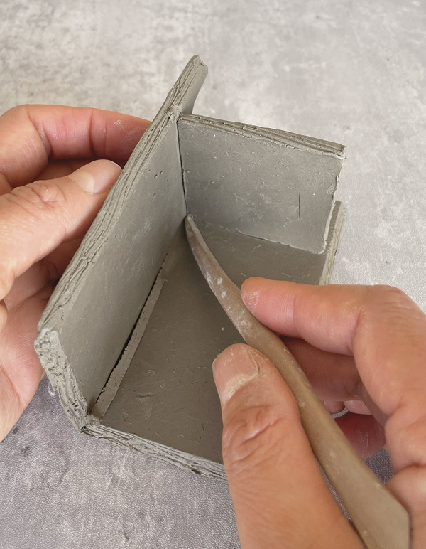 2 Join the parts starting with the bottom and two sides. Reinforce the seams.