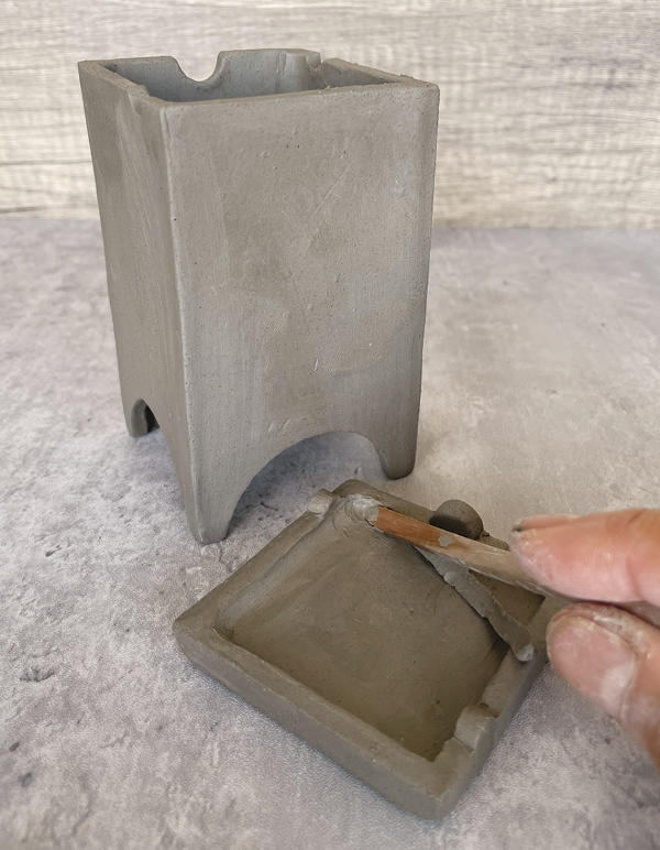 6 Cut a straight line through the lid. Coil the inside and smooth out the cut area.