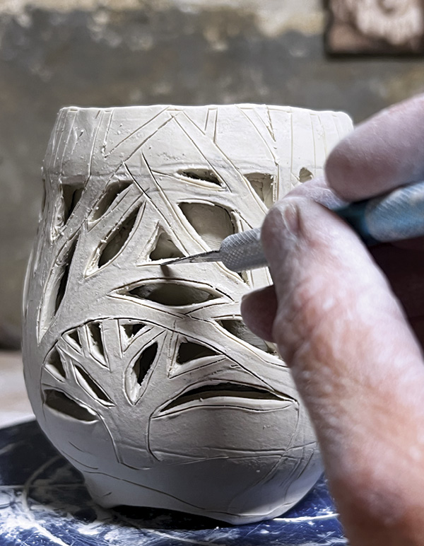 12 Lightly incise the branches on the exterior vessel.
