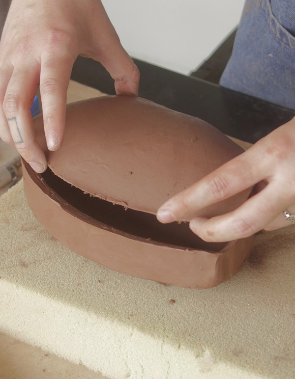 6 Attach the second base piece. Use foam to prevent the form from losing volume.
