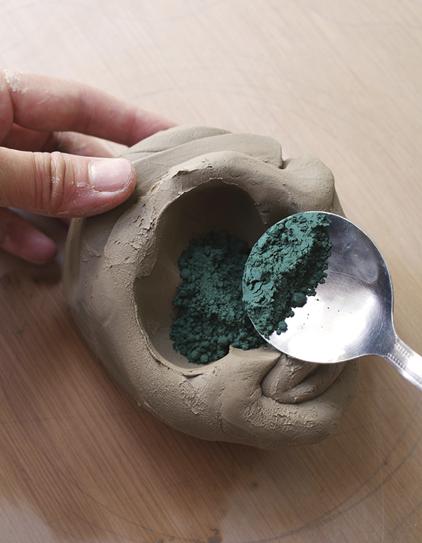 1 Mix porcelain clay with ceramic stains in measured proportions.