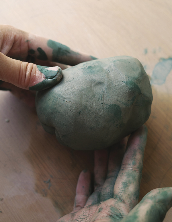 2 Knead the clay and the stain until the color is uniform.