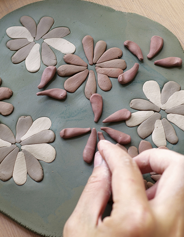 4 Once the slab is 8–10 mm thick, begin arranging the decorative inlays.