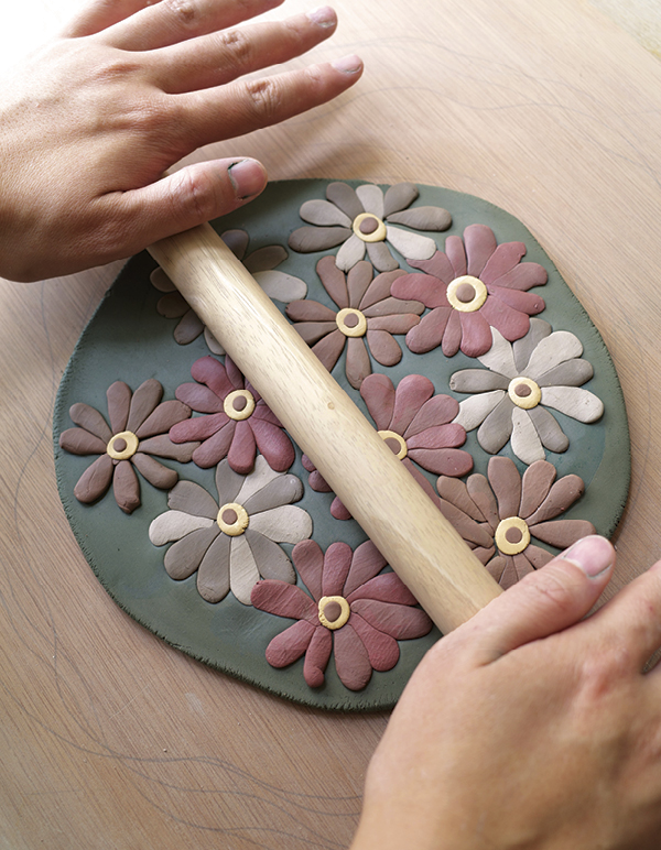 6 Compress and level the surface by rolling it from both sides.