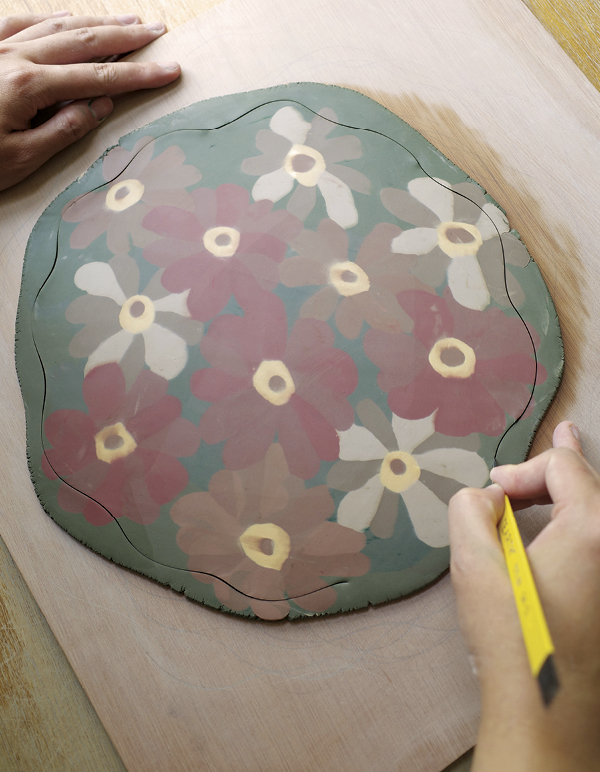 8 Cut out the outer shape of the mirror frame with a knife.