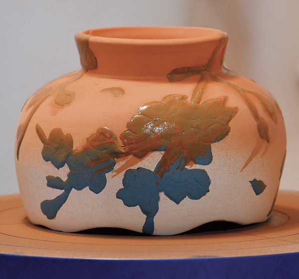 10 Spray various underglaze colors with a HVLP gun to create a background.