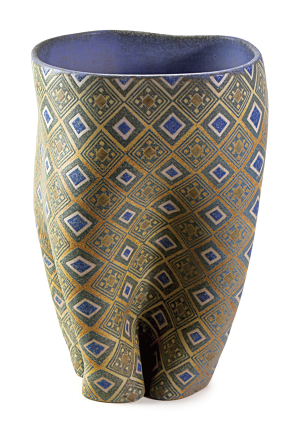 Jerónimo Morquecho’s Textil, 14½ in. (37 cm) in height, stoneware, fired to 4172°F (2300°C) in reduction, 2019. Photo: Pepegrama Photo.