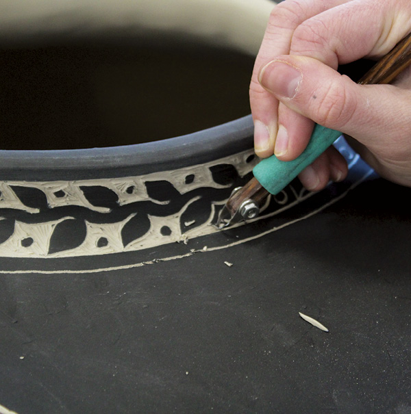 9 Before the top of the piece gets too dry, carve a border along its rim.