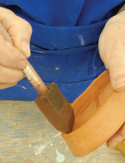 Fig.1 Apply terra sigillata to the lid of the bone dry piece.
