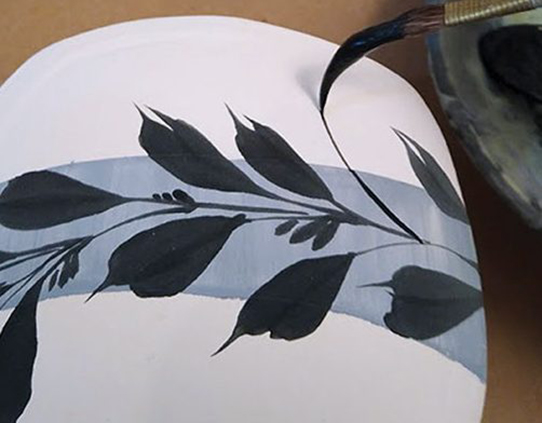 4 Use the tip of the brush to create long thin brushstroke lines.