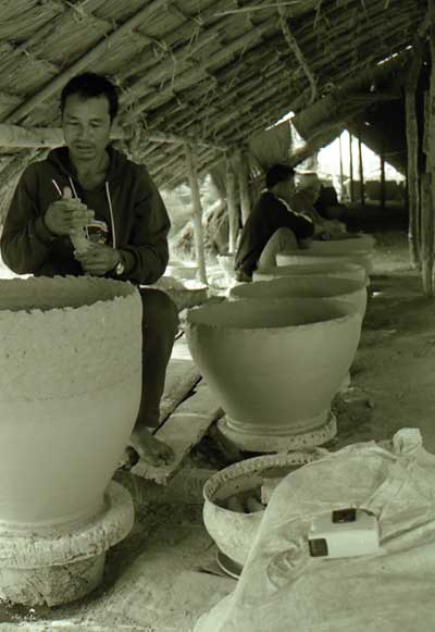 Savin Silakhom and Thongwan Sirwan coiling large clay pots in Savin’s workshop in Phon Bok, Northeast Thailand.