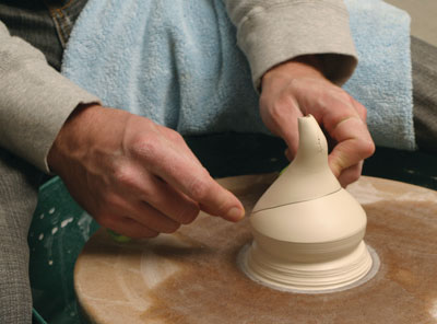 Fig.9 Cut the spout from the hump at an angle with a wire tool.