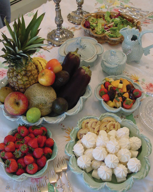 Wishing you a day of great food (served on great pots, of course) and great friends and family!