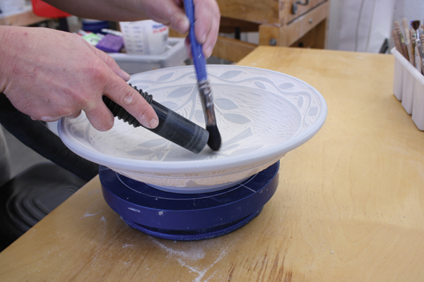 9 After carving, remove the dry shavingsand dust from the surface using avacuum equipped with a HEPA filter.