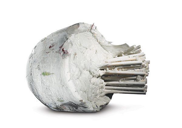 1 Jun Nishida’s Nought, 35¼ in. (90 cm) in length, porcelain, feldspar, 2003. Photo: International Museum of Ceramics in Faenza.
