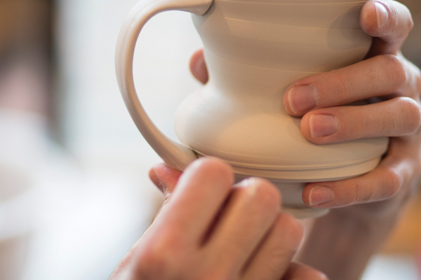 6 Once the handle reaches the desired length, support the bottom attachment, turn the cup upright, and press the bottom attachment to the mug without scoring the handle. 1–6 Photos: Eliot Dudik.