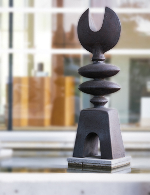2BU_Convention-sculpture_Scarlet-Black_RT