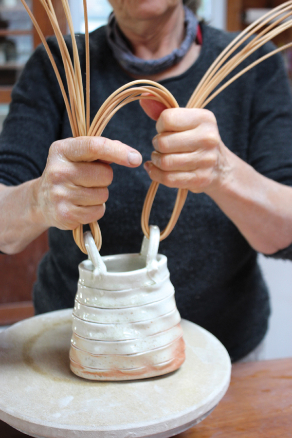 4 Cut the number of round reeds for the desired thickness of the handle. As the reed folds back, the thickness doubles