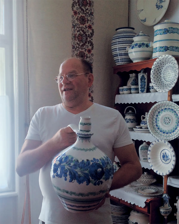 5 Brandy jug, 24 in. (61 cm) in height, regional clay body, fired to 1796°F (980˚C) in an electric kiln. 