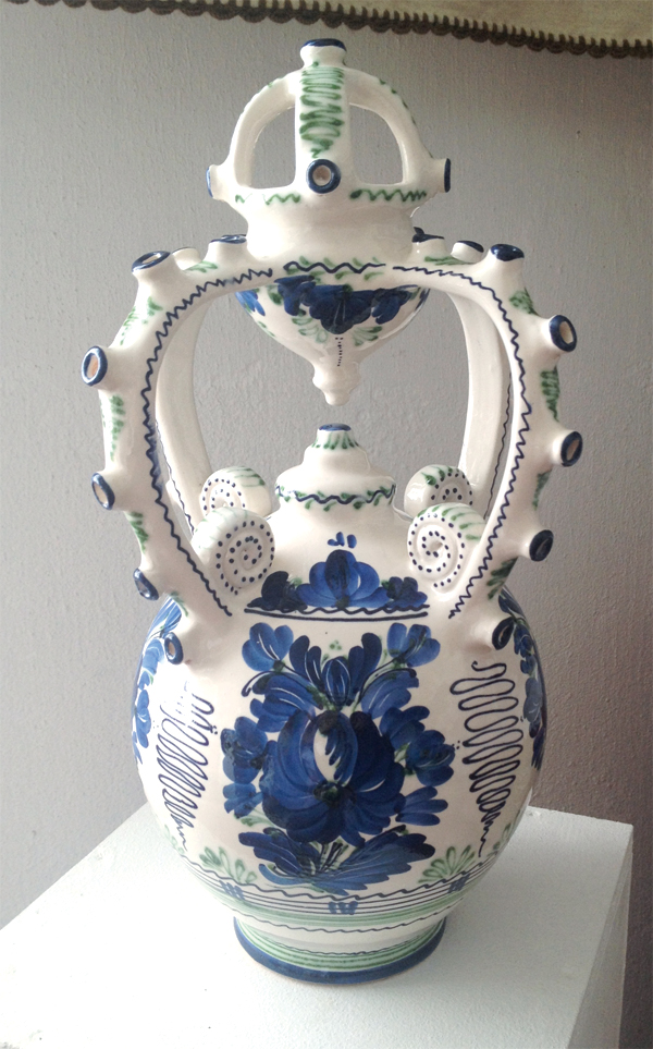 2 Crown vase, 20 in. (50 cm) in height, regional clay body, fired to 1796°F (980˚C) in an electric kiln. 