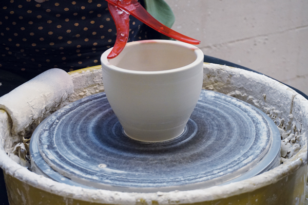 2 Throw the lid as you would a bowl. Use calipers to measure the width of the lid.