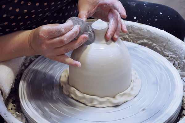 5 Throw a knob on top of the lid using a small piece of clay.