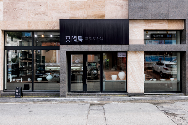 5 Exterior view of Moon Do Bang. Courtesy of Moon Do Bang.