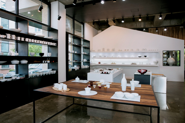 6 Interior gallery view of Moon Do Bang.