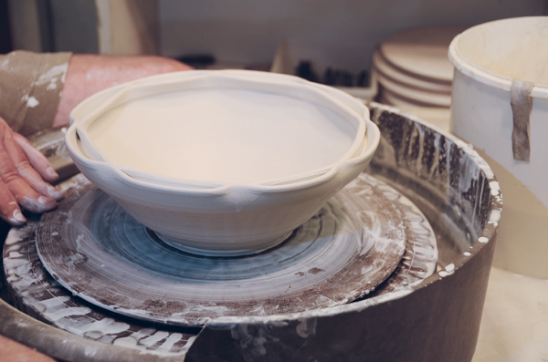 6 Eight evenly spaced pinches created eight elongated cup shapes in the rim.