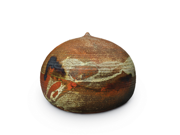 2 Toshiko Takaezu’s Form Mud Red, 9¼ in. (24 cm) in diameter, earthenware, 1970. Copyright Miriam Takaezu. Photos: The Museum of Fine Art Houston.