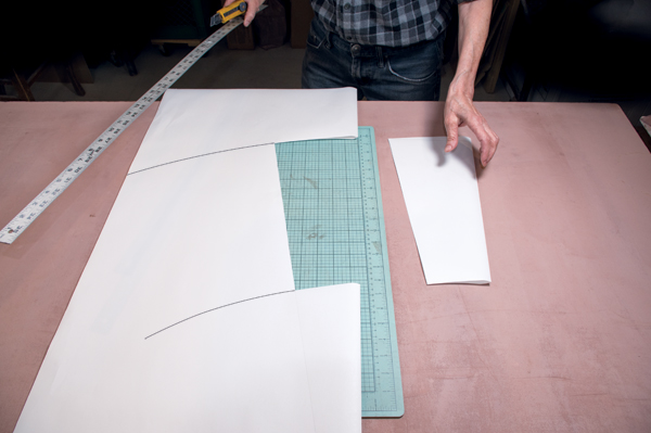 3 The line between the two arcs completes the pattern. Cut out the paper along this line and the two arcs.