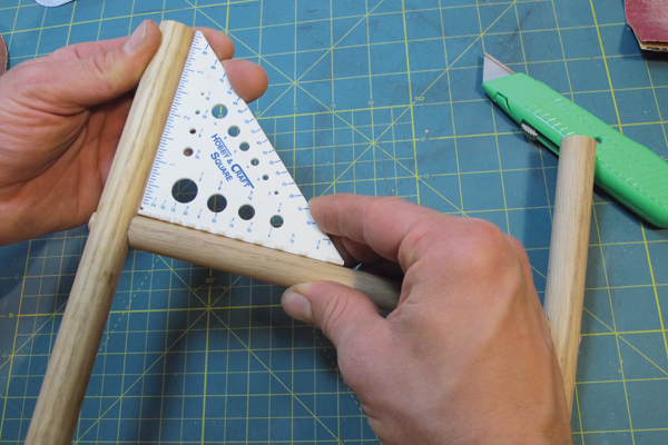4 Insert the cross support into the sides and check with a square to ensure a perfect 90° angle.