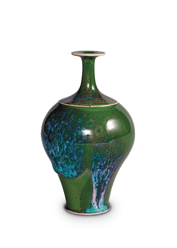 1 Ruth Rippon’s bottle, 55⁄8 in. (14 cm) in height, porcelain, 1979. Hubert A. Arnold Collection.