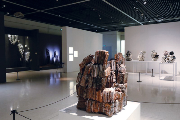 8 Osamu Kojima’s Nostalgia 16-TWs04, 3 ft. 6 in. (1 m)
in height, earthenware roof tiles, glazed, 2016.