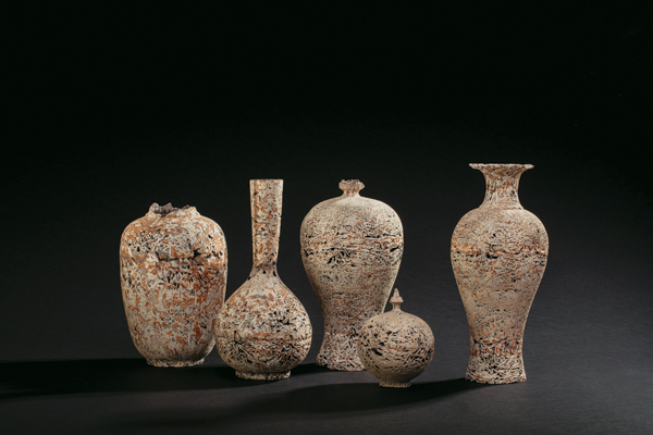 4 Jolan van der Weil’s Dragonstone, 18 in. (45 cm) in height, lowfired
clay, metal, 2016. Courtesy of the Henan Museum.