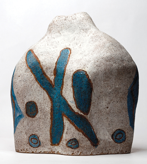 1 Pepai Jangala Carroll’s Yumari, 17 in. (44 cm) in height, stoneware, slip, underglaze, 2017. Photo: Rhett Hammerton.