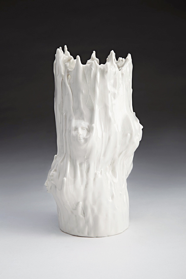 1 Anja Lubach’s vessel, 10 in. (25 cm) in height, porcelain, 2017. Photo: Matthew Booth.