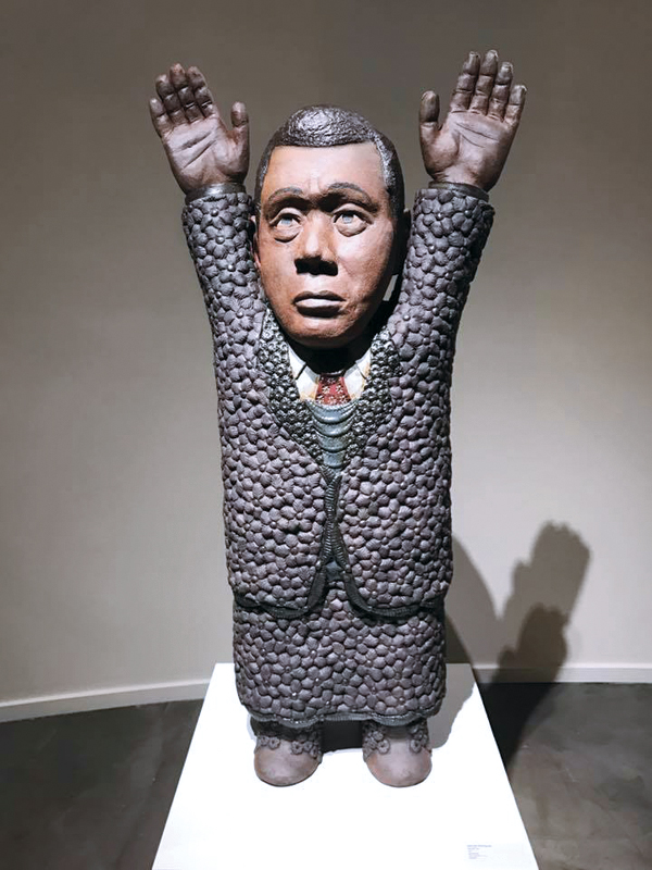 6 Hands Up, 4 ft. 2 in. (1.3 m) in height, stoneware, fired in reduction, 2017. Courtesy of Stefano Catalani.