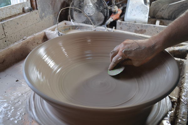 3 Compress the bottom and shape the side walls using a rib.