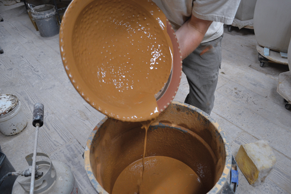 10 Glaze the leather-hard platter with an ash glaze.
