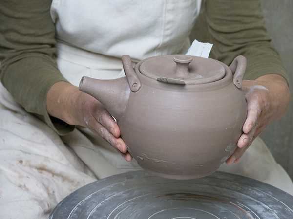 12 Assemble the teapot, then check the weight and balance.