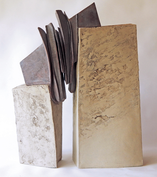 La Porta 2, Series: Khamsin, stoneware, 40 in. (1 m) in height, 2016. Courtesy of the Museo Diffuso Albissola